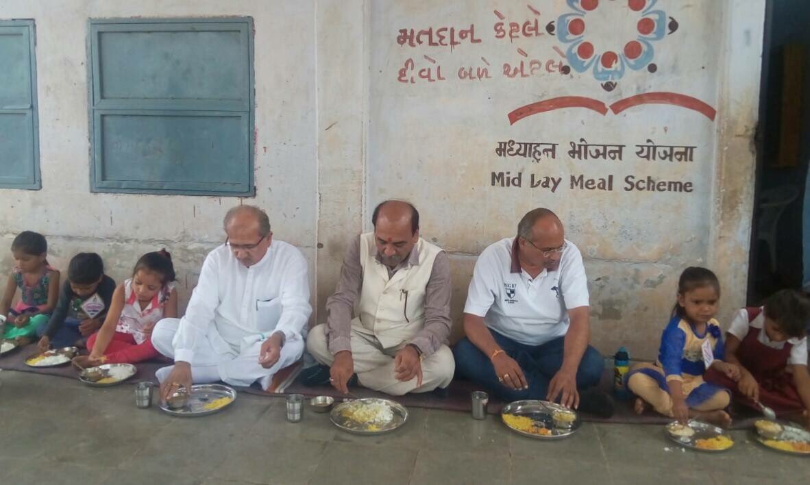 Today had Mid-Day Meal during #ShalaPravesotsav & #KanyaKelavni with my young friends at Bhuj Pri. School No - 17.