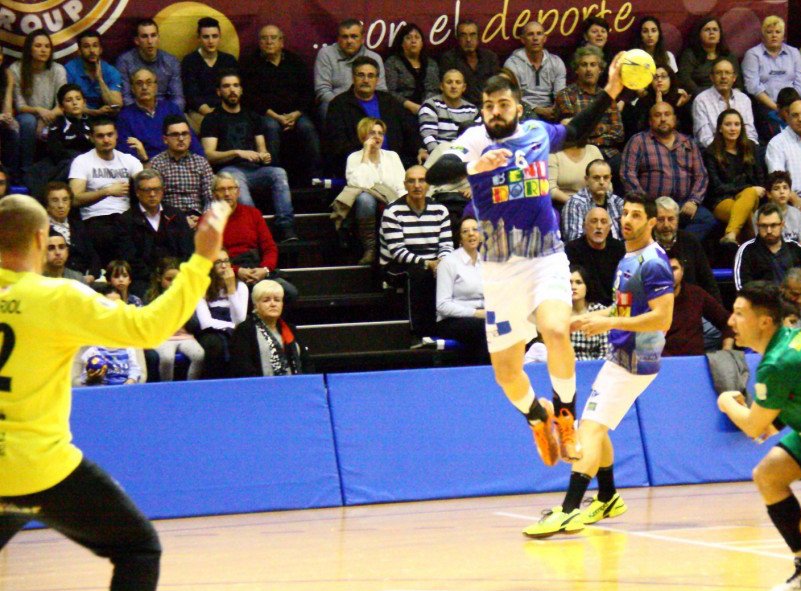 OFICIAL El <a href="/bmSinfin/">Blendio Sinfín Santander</a> ha fichado al lateral derecho gallego <a href="/Amarelle6/">Ivan Amarelle</a>, procedente del <a href="/bmbenidorm/">BM Servigroup Benidorm</a>.