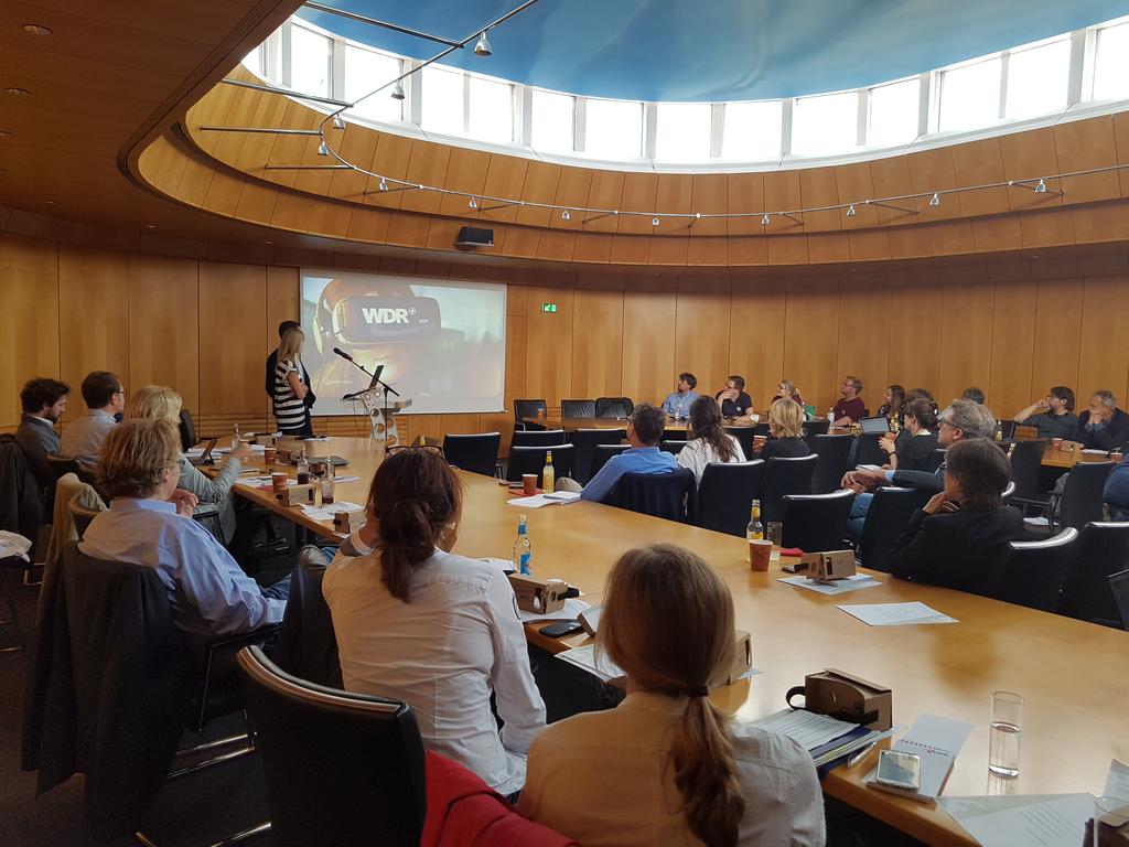 stedo1305's tweet photo. Beim "Thementag VR" geht beides: Entweder zum Eintauchen ins Thema einer von 9 Sessions lauschen... #vrwdr (1/2) https://t.co/q4nyAJzLvl