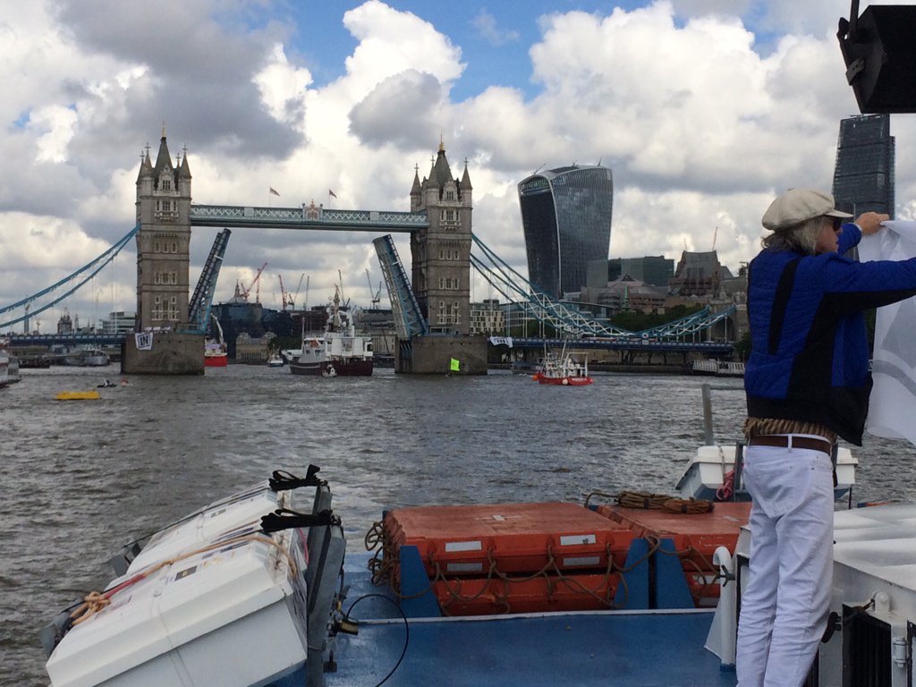 Farage's Brexit flotilla attacked on the Thames by Bob Geldof  Ck-xYAnXEAAoxEM