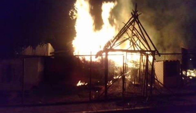 ElimparcialII's tweet photo. En San Juan de Manapiare Estado Amazonas indígenas piaroas en protesta incendian puesto de comando de la GNB https://t.co/Ppf4ITij64