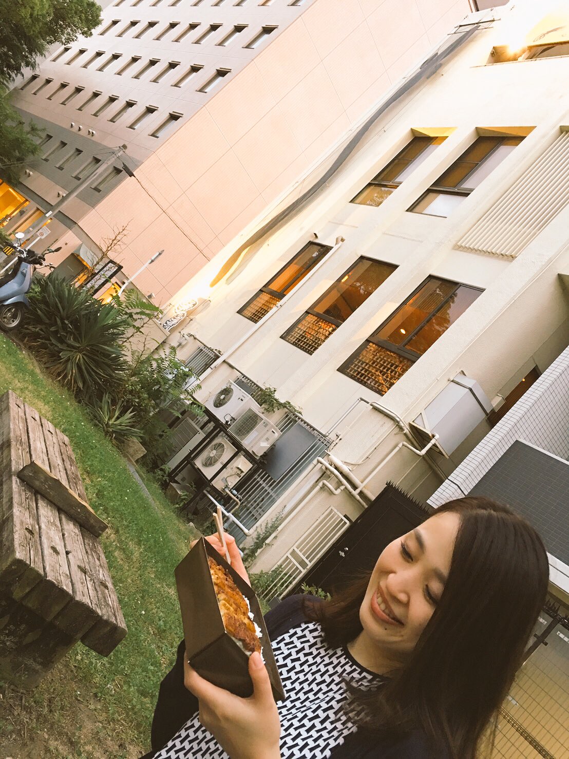 Mebius 岡田真実 賀江 鰻のこだにに来たら満席 諦めきれず鰻重弁当をお持ち帰りして お店の前で頂きました 笑 どこで食べても美味しい これから広島fm Mondaycarpstudio M に出演 00 聞いてね Carp Hfm Jp