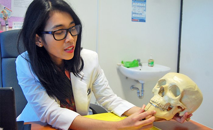 dr. Indri Lakshmi Putri, Ahli Bedah Rekonstruksi yang Langka di Indonesia I UNAIR NEWS news.unair.ac.id/2016/06/13/dr-…