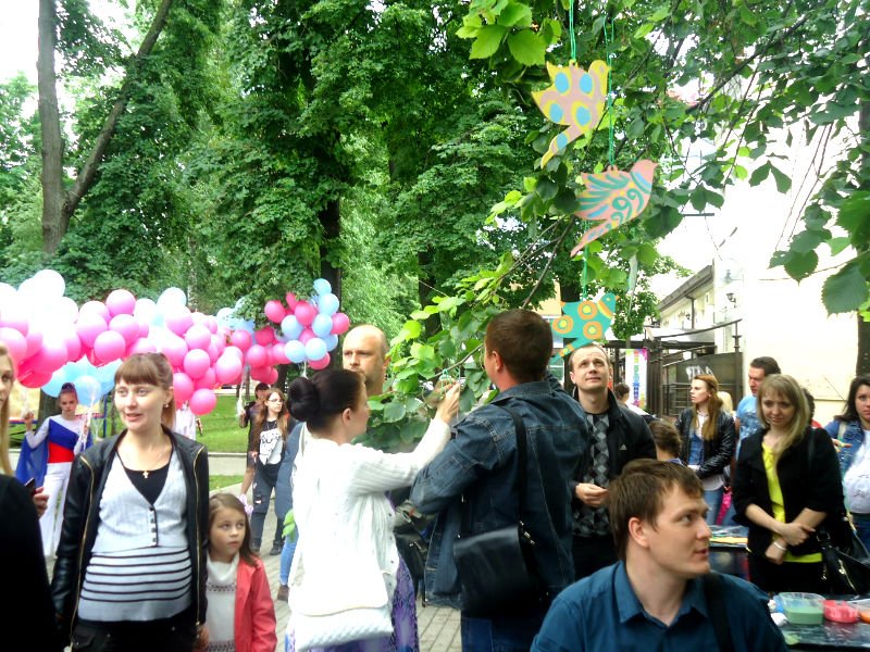 Птицы счастья украсили сквер у "Кукушки" в День России и города)