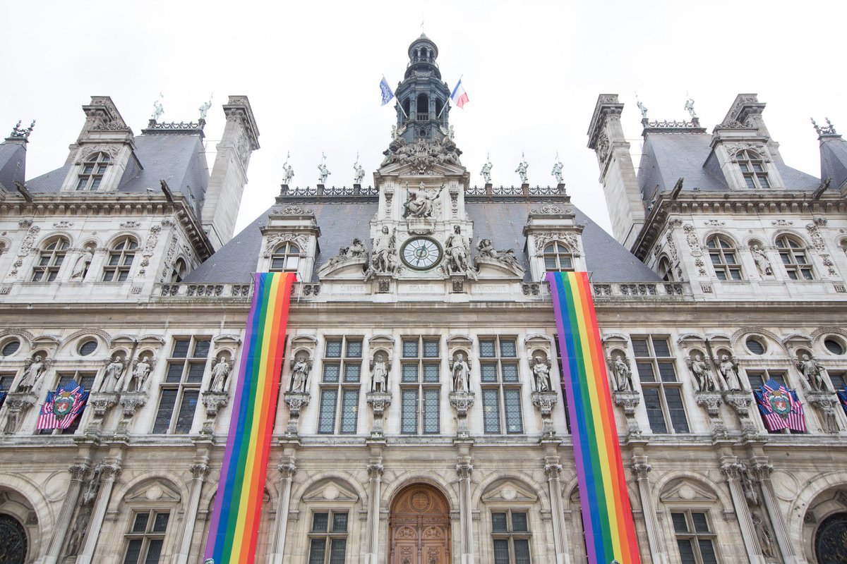Paris solidaire avec la communauté #LGBT et nos ami-e-s américain-e-s. 

#Lovewins #ParisStandsWithOrlando