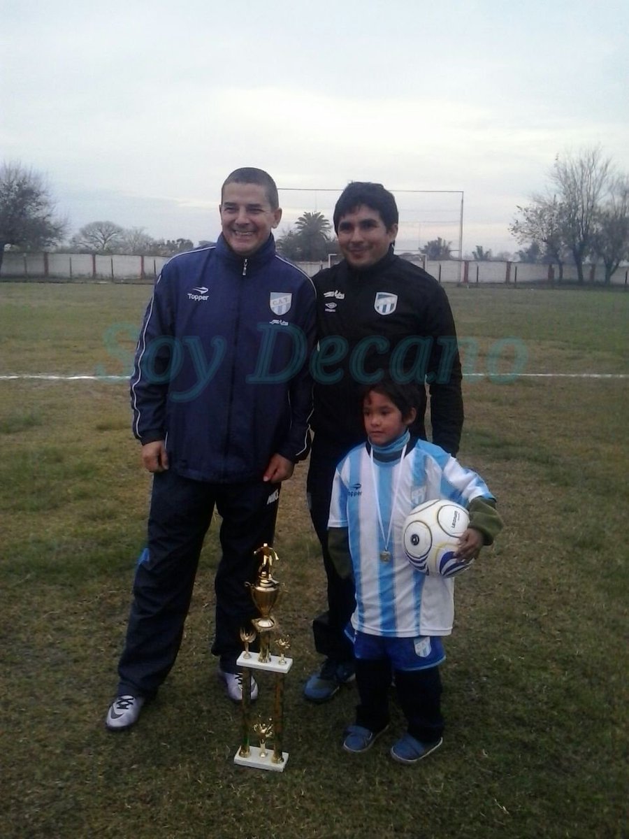 SoyDecanoOf's tweet photo. #EscuelaDecana #Cat06 @ATOficial Venció 2 a 1 a Argentinos del Norte en la final y salió campeón en Villa Fiat. https://t.co/jAYLqd3ua5