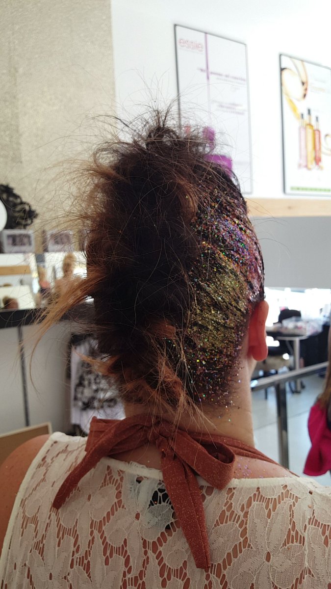 xHelsBellsx's tweet image. Massive thanks to the lovely ladies @GoldenTarts for looking after us this morning! #glitterhair #mohawkbraid
