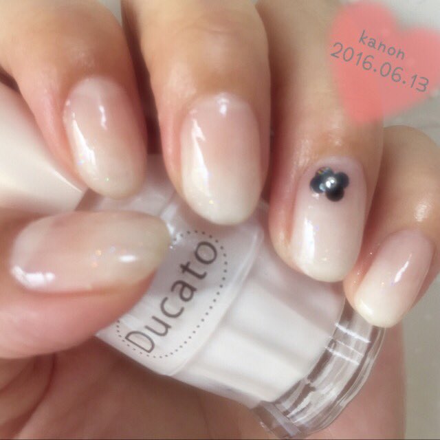 𝕜𝕒𝕟𝕠𝕟 多分ネイル垢 夏の白グラは根元クリアです グラデーションは難しくて毎回四苦八苦するな セルフネイル デュカート