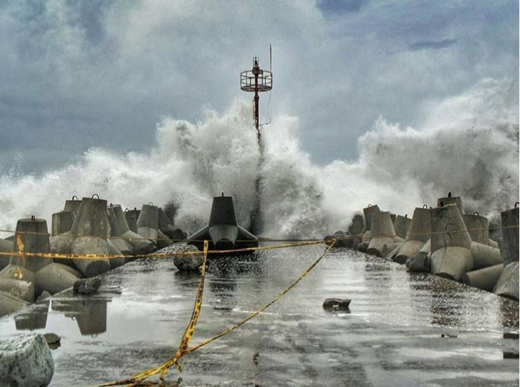 kota_jogja's tweet photo. Wuih beton sebesar itu saja bisa tergeser. Memang ombak di Pantai Selatan kemarin2 ini memang besar https://t.co/5ofyNSsjd9