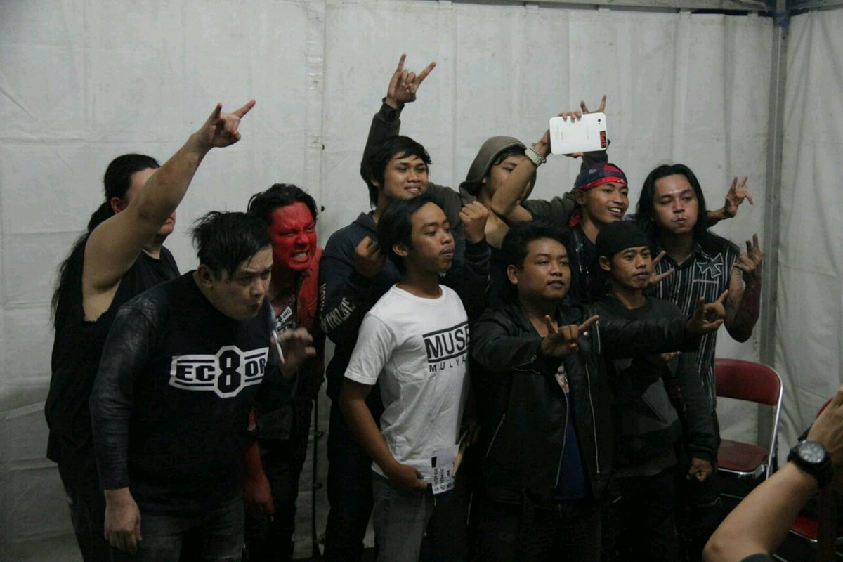 Biasanya kita istirahat dulu sejenak skitar 20 menit sblm mulai sesi foto2 bareng fans