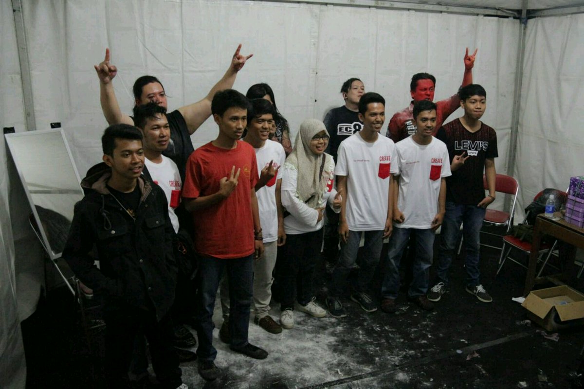 Biasanya diaturin spy bisa 1 kali foto itu buat 5-8 org...yg mau foto nyerahin henpon atau kameranya ke juru foto