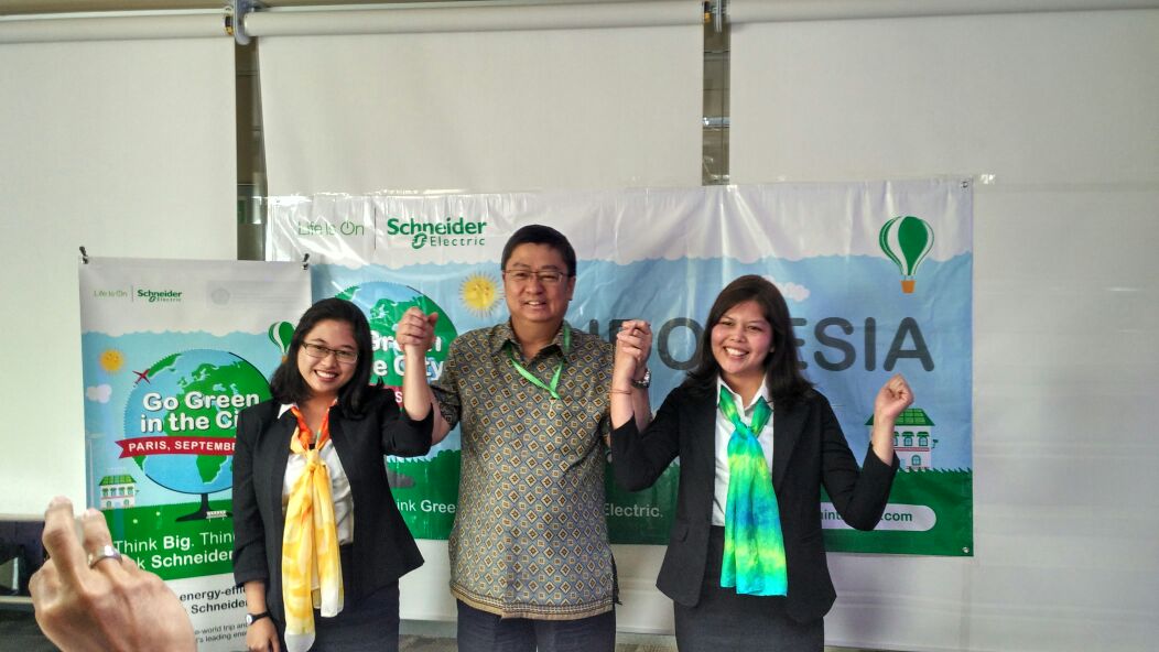 univ_indonesia's tweet photo. 1) Selamat kpd Nabila Astari &amp; Stephani Rawi yg mewakili UI dlm Kompetisi @GoGreenCity Schneider Electric 2016. https://t.co/Z3HFNZvmt2