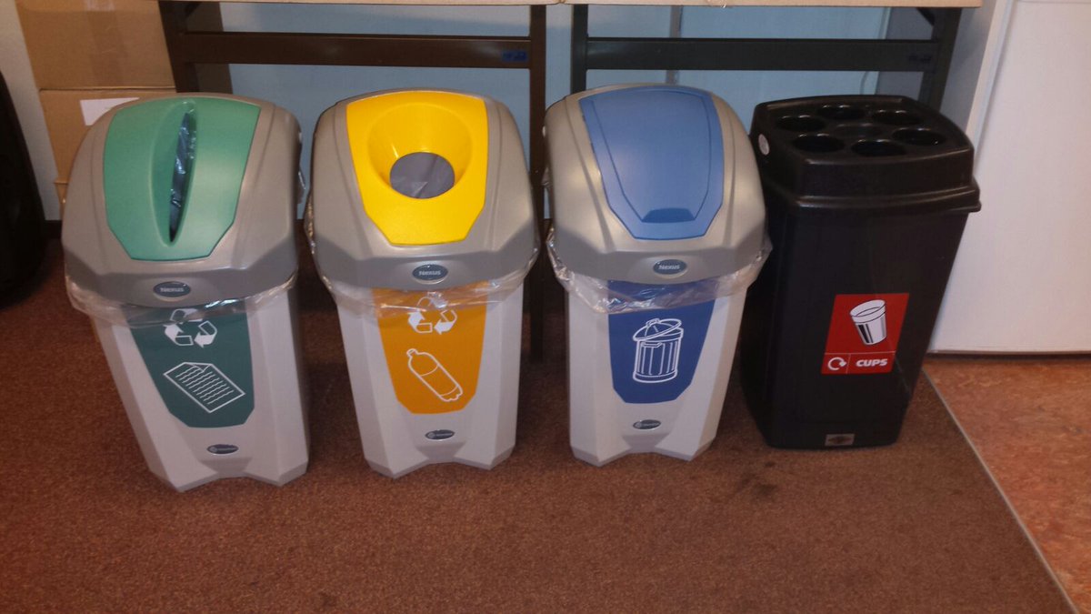 Docenten op Middelharnis doen ook mee aan afvalscheiding. Nu met mooie gescheiden afvalbakken in de docentenkamers.