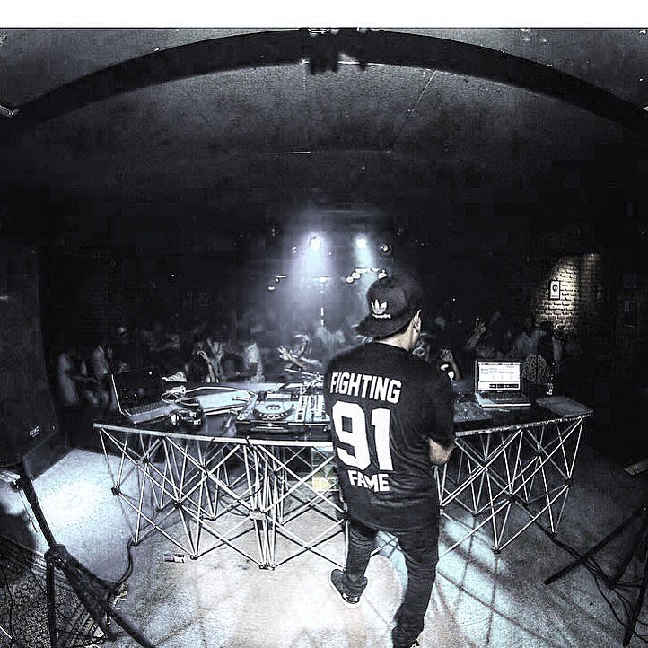 FightingFame's tweet image. Behind the decks w/ Sound Avtar at #thehummingtree 🎹🎹
#ShopTheLook: bit.ly/FightingFameHo… #Buy #Shop #Monday #Mood