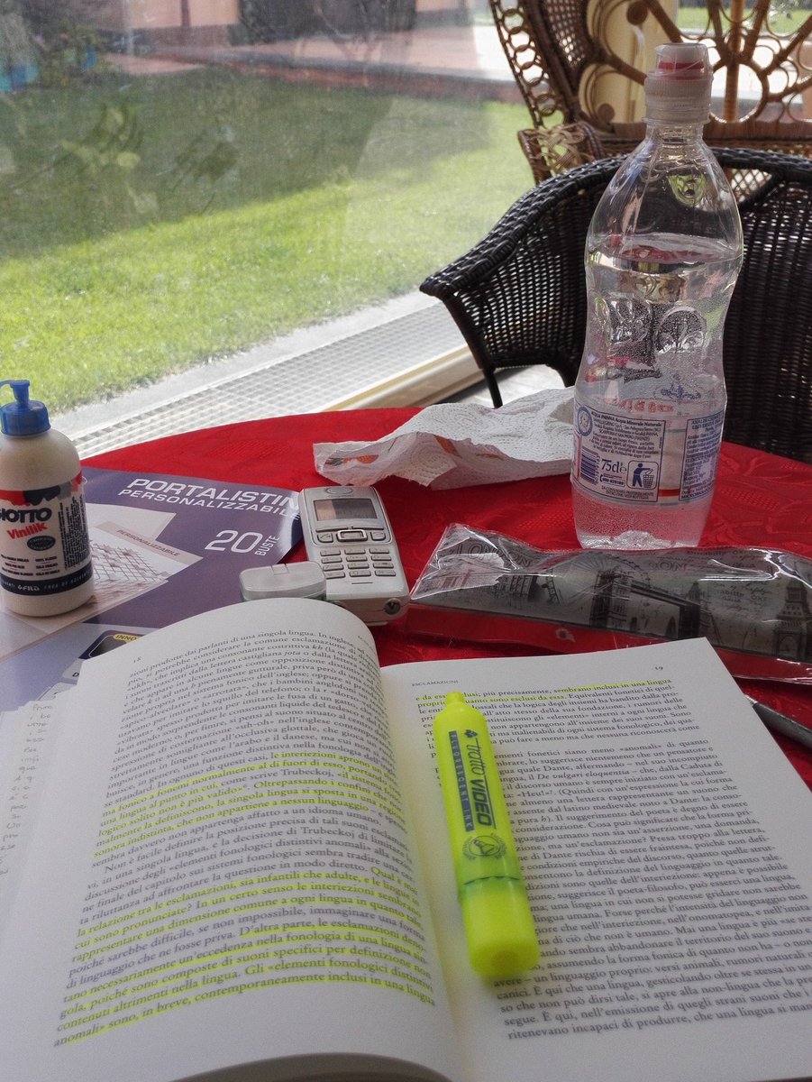 Le_Scintille's tweet photo. Il #LibroDellaSettimana รจ quello dell' #esame di scrittura e decostruzione. Dannata #sessionestiva #studiomatto https://t.co/7K2LiNUAnX