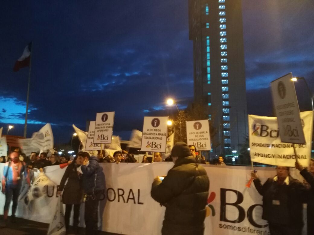 biobio's tweet photo. Trabajadores del Banco BCI realizan manifestación en Providencia https://t.co/5Ip1JpklIe https://t.co/SbtH3TyecB