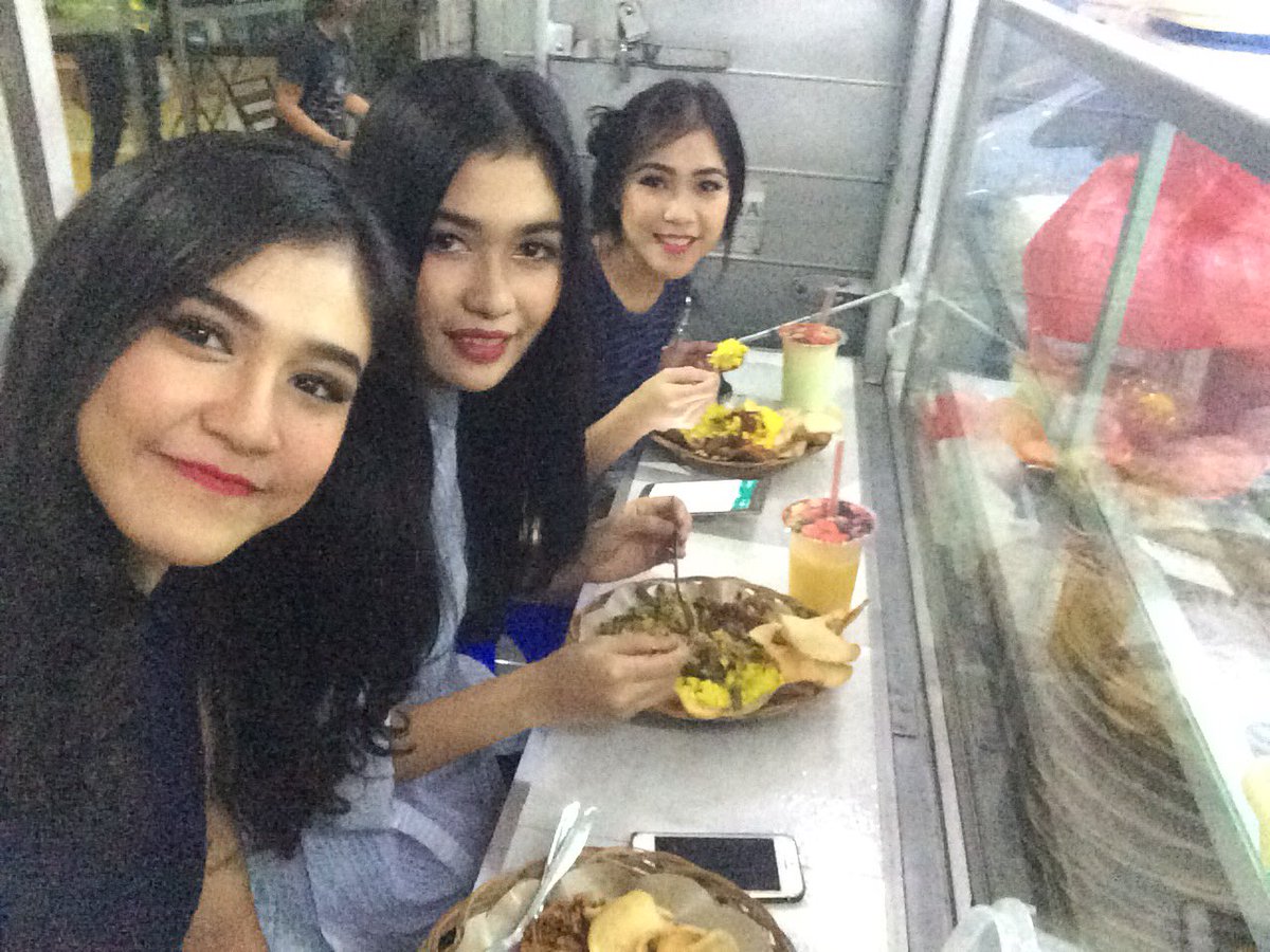 hari ini buka puasa bareeng 2 beauty 😍😍😍 <a href="/BeauMiftaChiBi/">Hasunal Miftah</a> <a href="/mi_ChristyChiBi/">ChristySauraNoelaUnu</a>. selamat berbuka semua