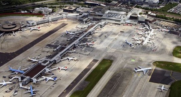 Gatwick Airport plunged into chaos 'as hole emerges in runway' mirror.co.uk/news/uk-news/g…