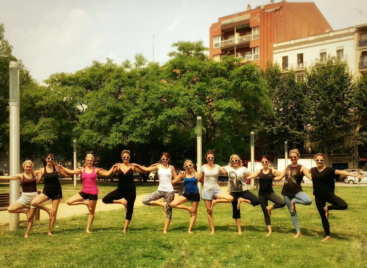 Our #hens in #Barcelona this weekend! #treepose #henpartyyoga #henpartyideas #yoga #lucythehen #yogaeverydamnday 🙏🌴