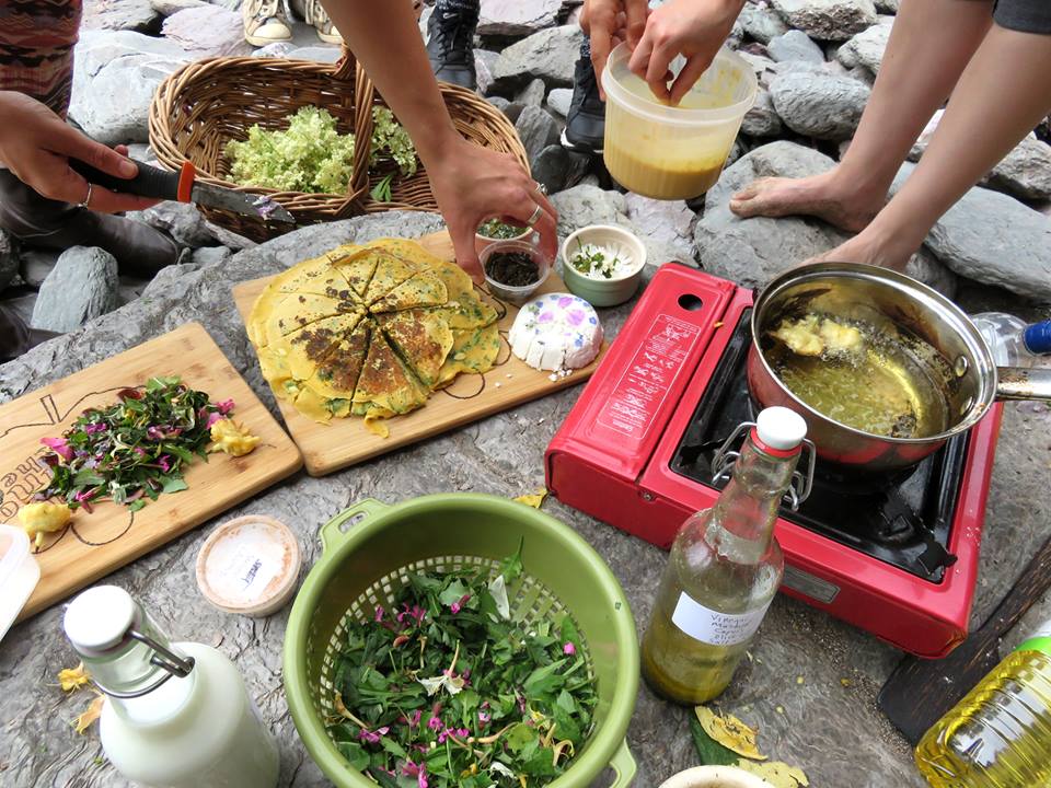 Amazing coastal #food foraging #walk &amp; #beach cook up at Whitsand Bay @FamilyForaging