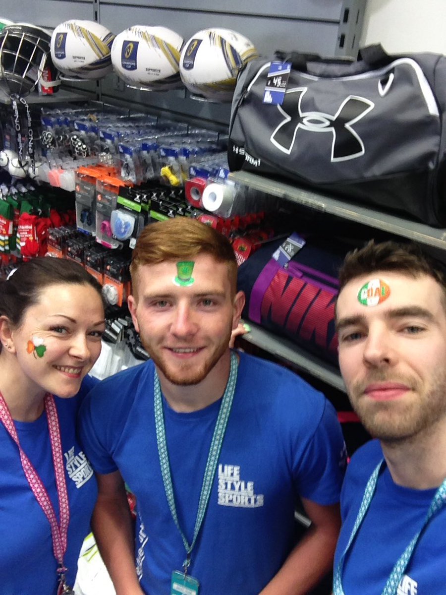 00Lisawhite's tweet photo. #COYBIG #EUROS16 #footballornothing ⚽️😊✌🏽️@lifestylesports @louisenevkenn @Claire1989x match ready in Dooradoyle 🇮🇪 https://t.co/xhqrVvCnRZ