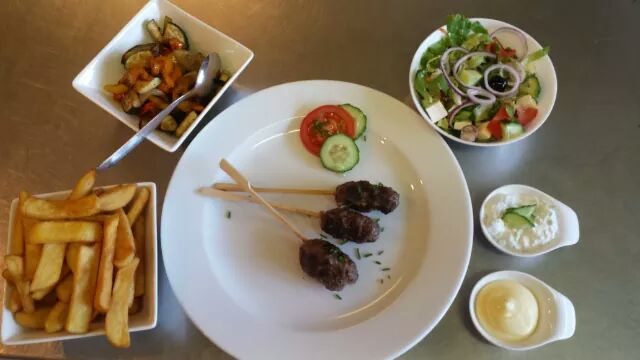 Daghap 15-6 /17-6 en 18-6
Köfte met wokgroente, friet, griekse salade en tzatziki €9.50.
Reserveren aanbevolen!
