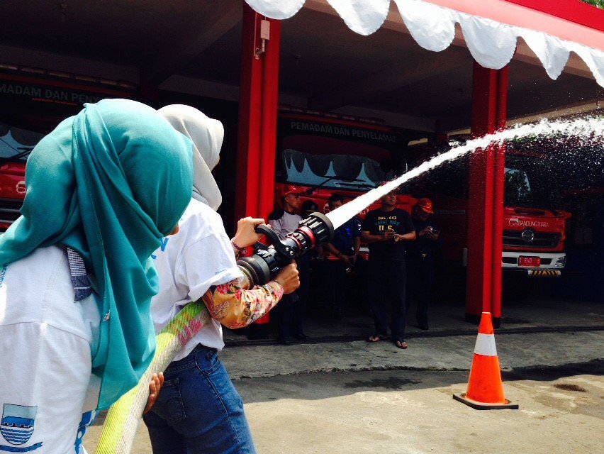 Selain #GPS #PilahSampah yang mereka tau, pertolongan pertama saat kebakaran mereka latihan juga | relawan <a href="/GPSbdg/">#GerakanPungutSampah</a>