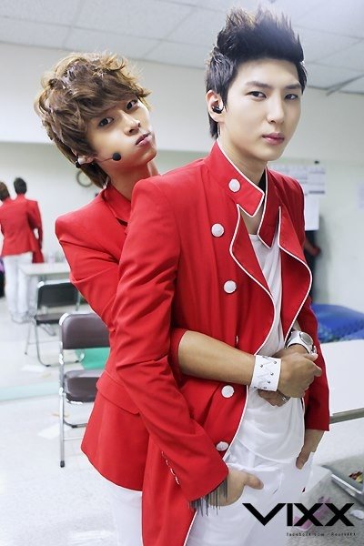 cikbella90's tweet photo. Leo with girls vs leo with N
#90liners 
#VIXX #Neo https://t.co/HS60fGp5Ev