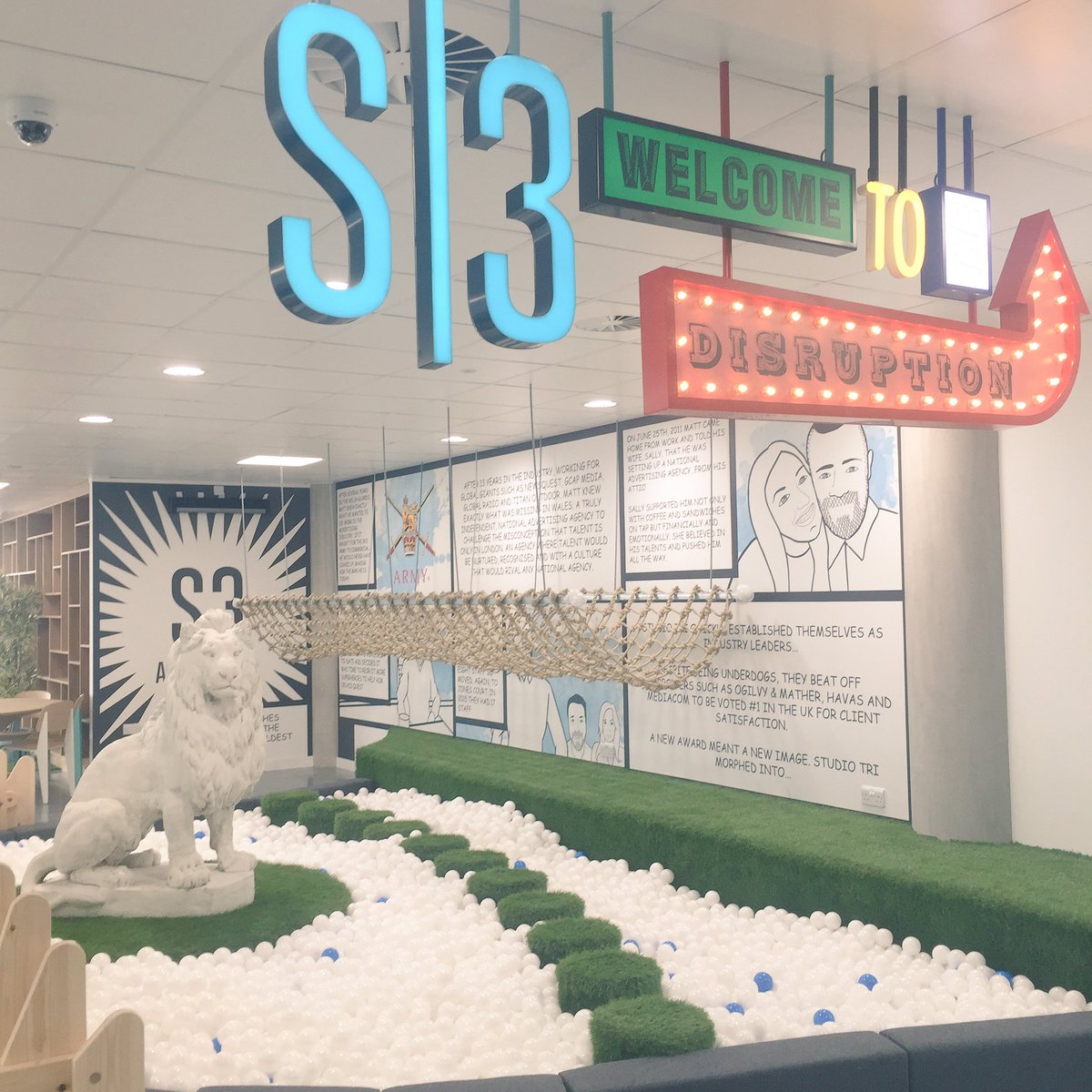 ffion_miles's tweet image. My new office has a ball pit. Casual 😍 #TheLionsDen