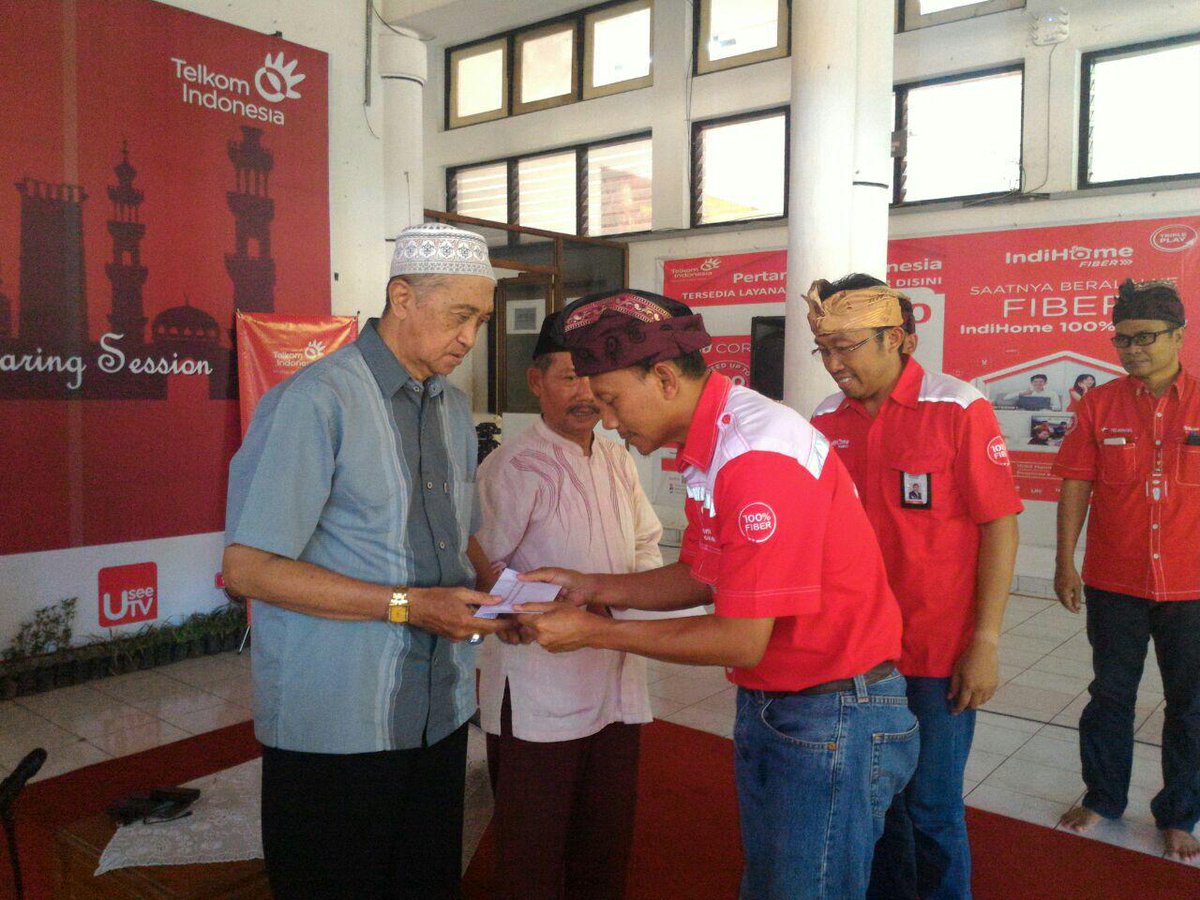 telkomsingaraja's tweet photo. @parwi66 @_funtastic5_ #TelkomFuntastic5 #SINTREG5 #SafariRamadhan Penyerahan Bantuan Yayasan Mawaddah &amp; Al Ikhlas https://t.co/PcmO1sWgYs