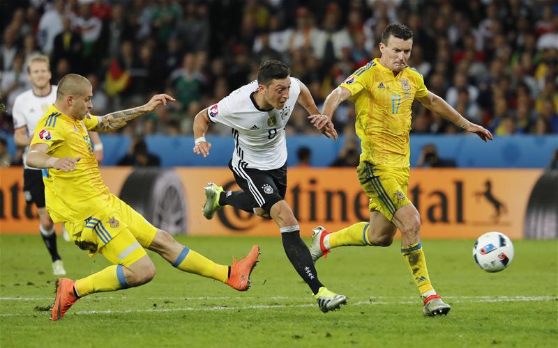 Squawka's tweet photo. Most #EURO2016 final-third passes:

M. Özil (30)
T. Kroos (29)
T. Müller (26)
S. Khedira (25)
J. Draxler (24)

#GER https://t.co/OeFdN9cAzg