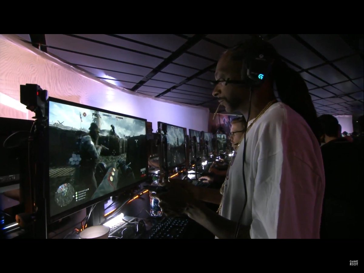 bvethemlgpro's tweet photo. The moment snoopdogg plays battelfield 1 🍃😂🍃 https://t.co/Q3QJyfL3jT
