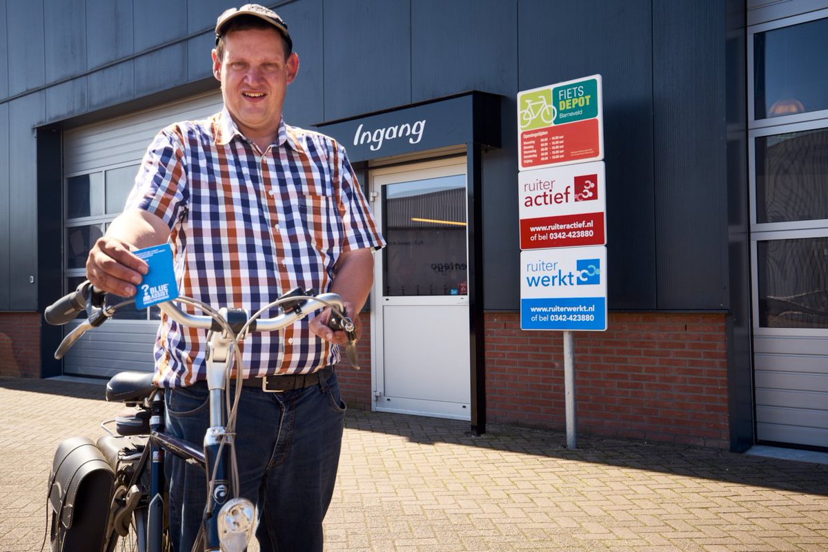 Martin gebruikt BlueAssist om zelfstandig inkopen te doen voor Ruiter Actief. Hier bij boekhandel Romijn #Barneveld.