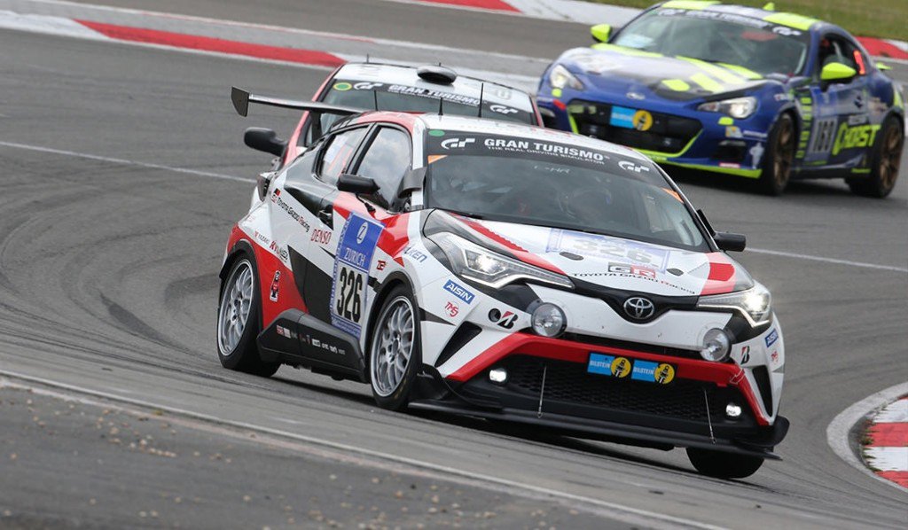 Met laag zwaartepunt en sportieve looks voelt de #ToyotaCHR zich óók thuis op het circuit: s.toyota.nl/rg2q6p