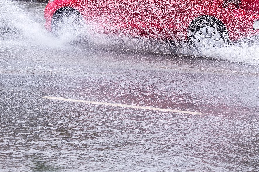 You can report highway flooding/drainage issues by visiting ow.ly/OYIX301c50Q and selecting 'Drainage problem'