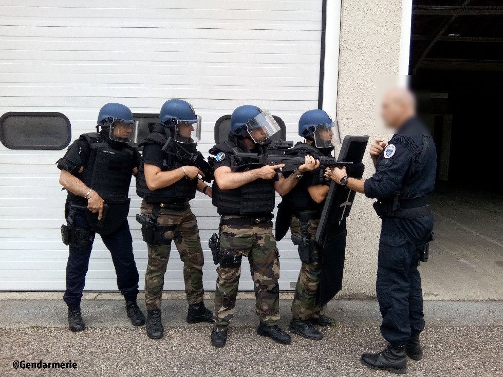 Gendarmerie's tweet photo. #EURO2016 Sur le terrain de la sécurité, les #Bleus du PSIG Sabre #Montbrison à l'entrainement ac leurs coachs #GIGN https://t.co/8EZ8nSUr5t
