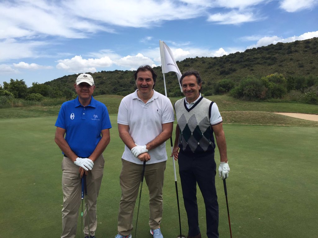 PIERPARDO's tweet photo. Il primo par della mia vita e il secondo giorno di golf (con un maestro d'eccezione...) @ArgentarioGolf #buca5 https://t.co/aOGcNiOjGM
