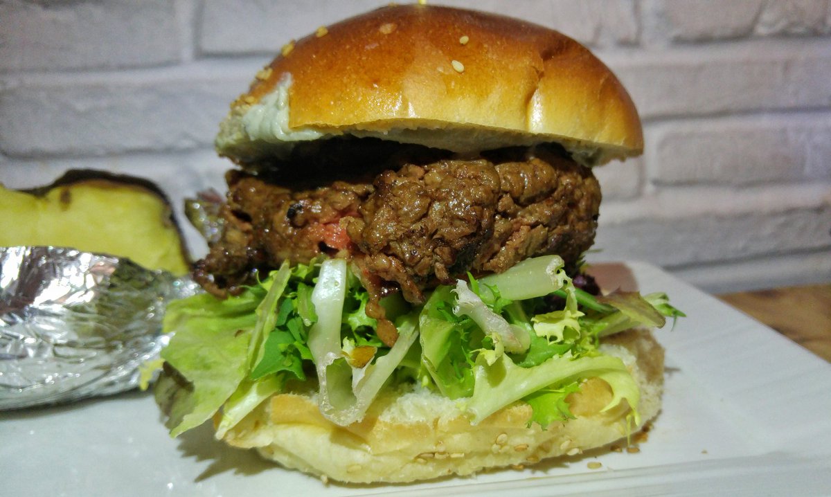 Nueva versión de la #hamburguesa  de cabrales en <a href="/gobuburger/">gobu</a> . Ahora con pera confitada. #burgers #Madrid