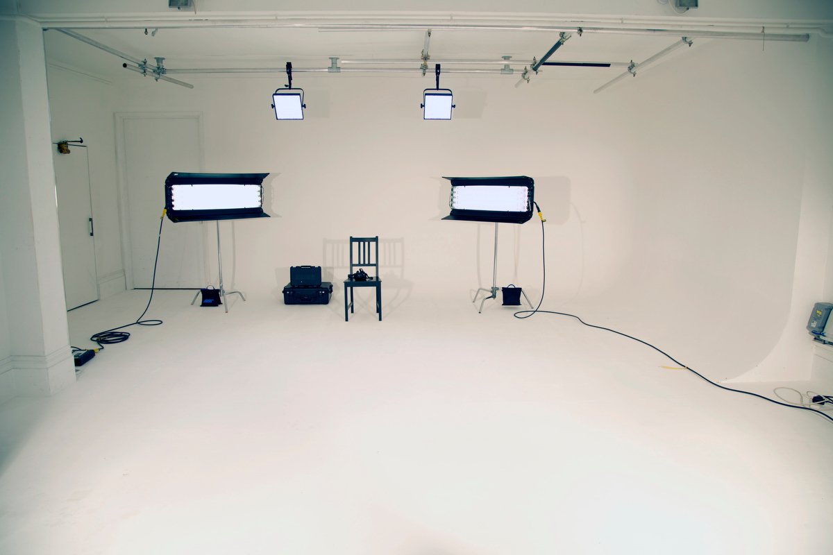 photo_studiohre's tweet image. LOVE @favarental our #studiooftheweek! 1150 SQ FT 10ft ceiling! Book now photo-studiohire.com for 10% IN JUNE📸🙌🏼😍