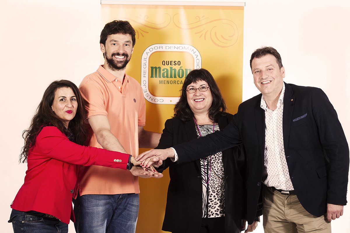 quesomahon's tweet photo. Muy #contentos de poder anunciar que @23Llull es el nuevo #embajador de nuestra marca #mahon #menorca #sergiollull https://t.co/MFU3rh2lXp