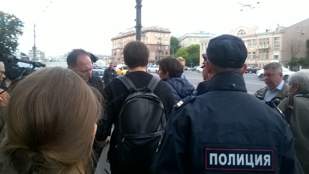 Любовь побеждает: аресты за цветы под посольством США в Москве (ФОТО) Фото 4