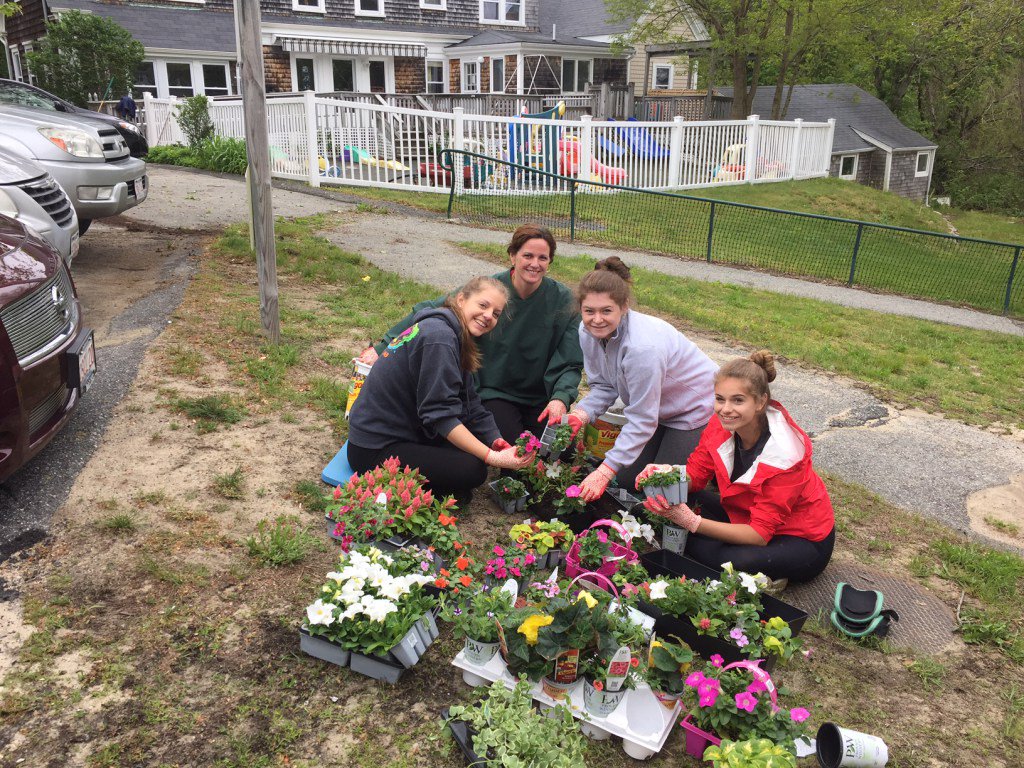 CCCDP Partners with Community to Beautify Pearl Street Headquarters! cccdp.org/children/cccdp…