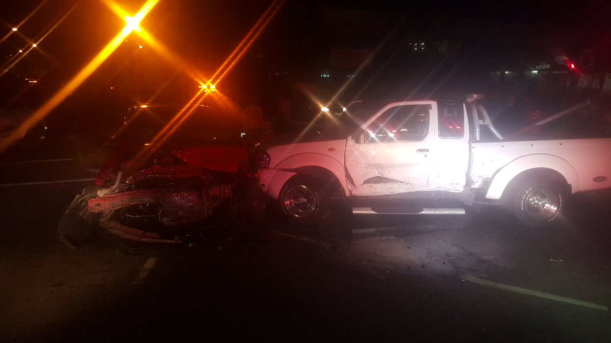EMTFireFighter's tweet photo. @jvbtrafficguy @ECR_Newswatch @_ArriveAlive 4 car MVC Umgeni Alpine traffic affected multiple injuries https://t.co/aBfa8vS37v