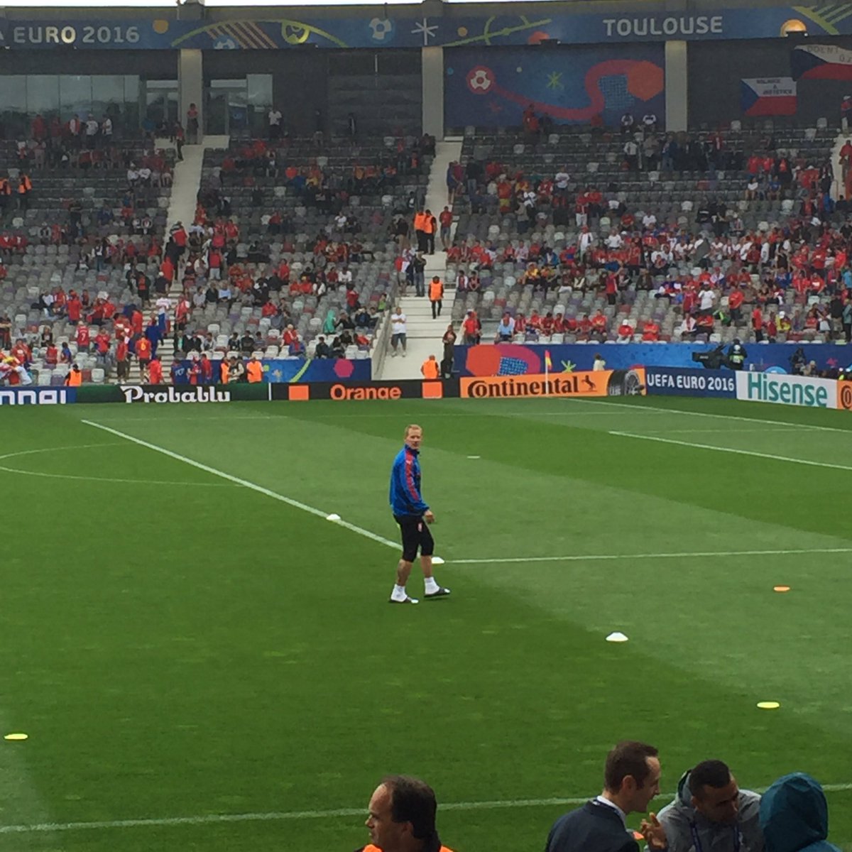 floamal's tweet image. Même le préparateur physique s'y mets !! #ESPCZE #tongue #chausette