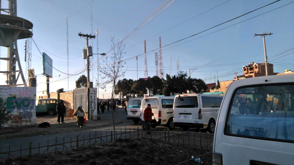 Al fin llegando a la ciudad de #ElAlto por <a href="/miteleferico/">Mi Teleférico</a>, hay fuertes bloqueos en toda #LaPaz //buenos días amigos