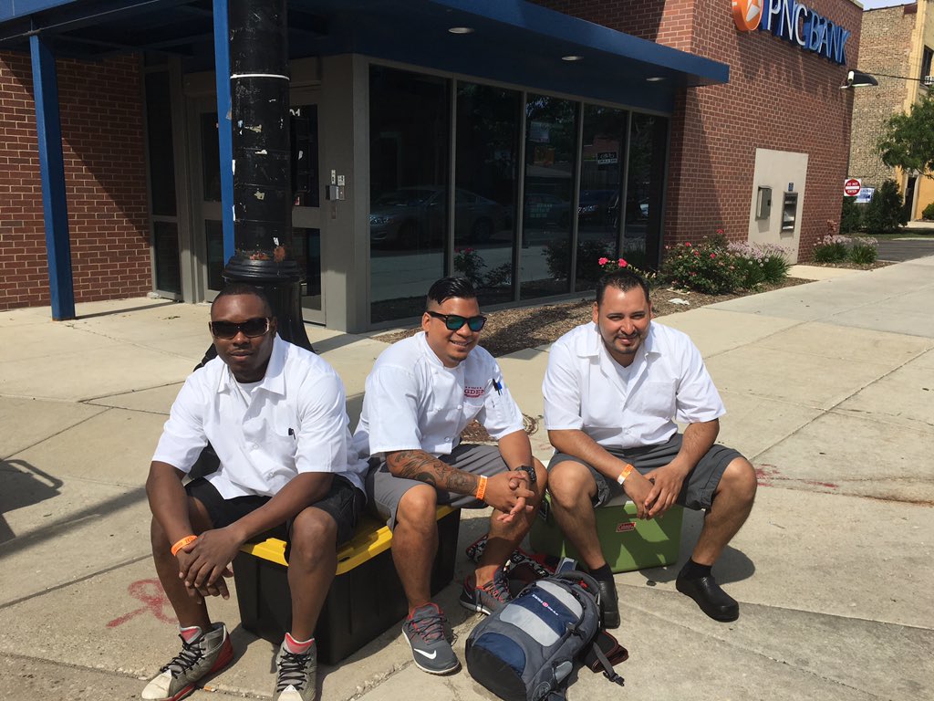 JIWONMCC's tweet photo. Wish I had room in the car to load these @theogdenchicago chefs up after yesterday's @ChefFight at @RibfestChicago! https://t.co/6pEnHVBPyH