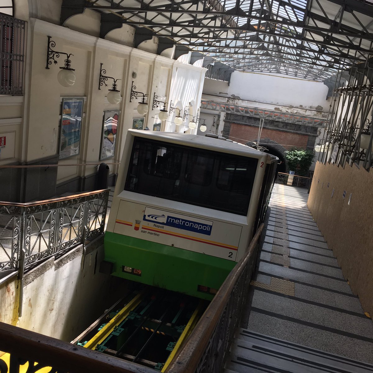 青月 泰山 左ききのゴーシュ Pa Twitter ブチャラティが来る 写真は撮る 荷物を守る 両方 やらなくっちゃあならないってのが 旅行者 のつらいところだな 故郷ネアポリス民にガン見されるブチャラt 何見てんだい うらやましいかい 君たちも着