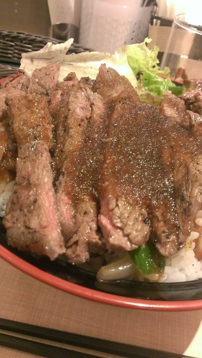 おいでよ大口町のおいぐちちゃん 愛知県丹羽郡 お腹が空いたので外食だよ 大須のニクのクニさんだよ ステーキ丼特盛1580円だよ ステーキ丼時間かかるから時間がない人はローストビーフ丼がいいのかな 私の横を無数のローストビーフ丼が流れて行っ
