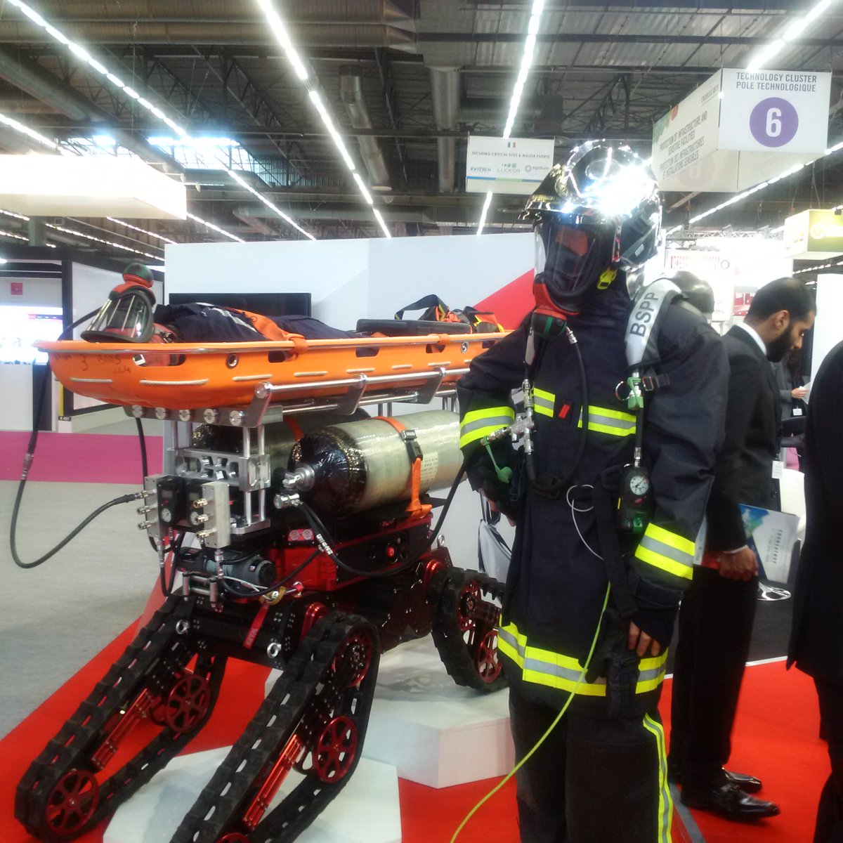 PompiersParis's tweet photo. @PompiersParis à #eurosatory avec @Place_Beauvau innover pour encore plus de réactivité https://t.co/n4IZxn9GUX