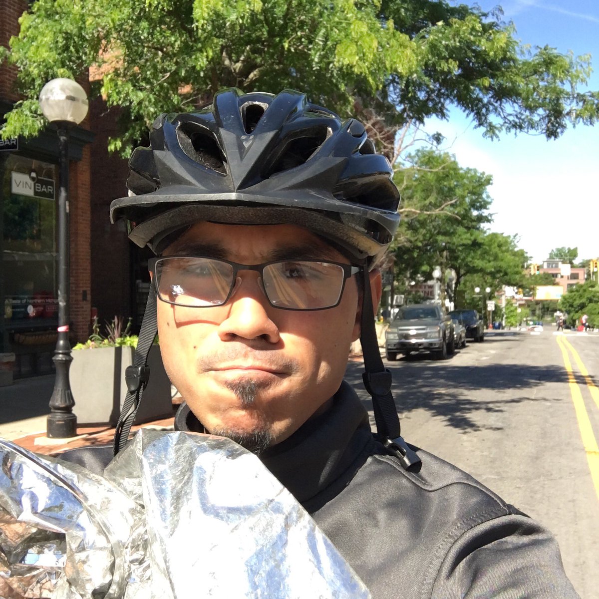 JohnJayJordan's tweet photo. Cleaning up air pollution. #balloons @AnnArborProbz https://t.co/tzOvyJxEXF